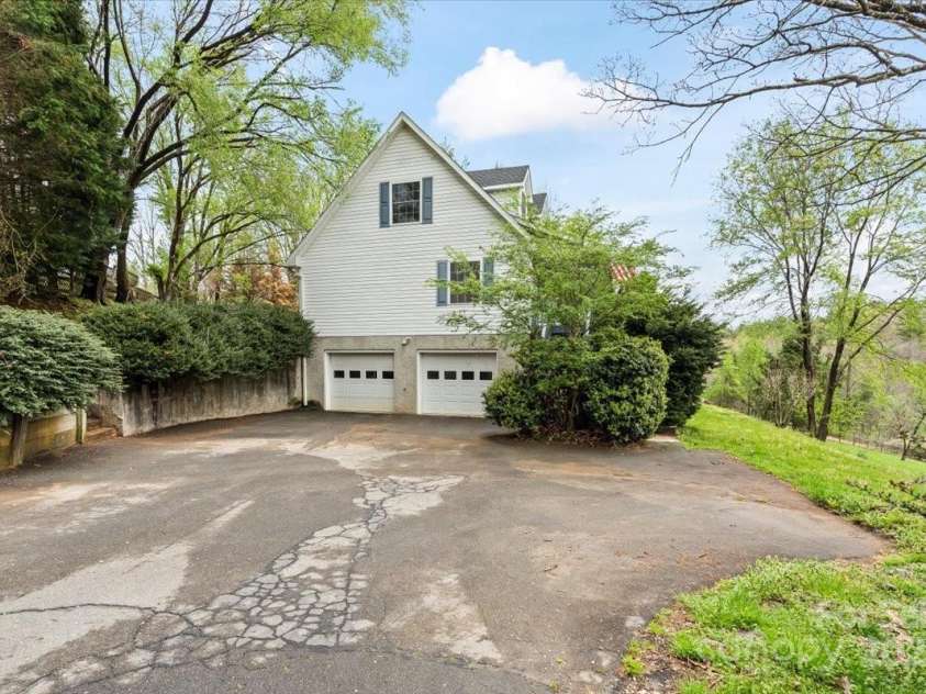 16 Derry Drive, Horse Shoe, NC 28742.  MLS# CAR4242776, YatesRealty ID 10924. 