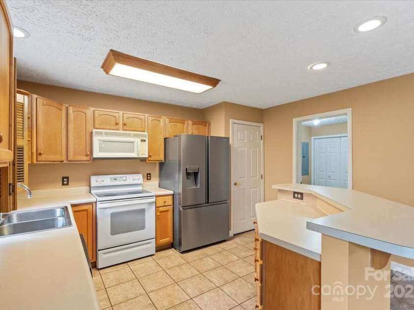 16 Derry Drive, Horse Shoe, NC 28742.  MLS# CAR4242776, YatesRealty ID 10924. 