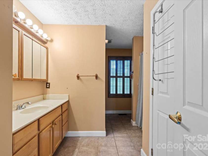 16 Derry Drive, Horse Shoe, NC 28742.  MLS# CAR4242776, YatesRealty ID 10924. 