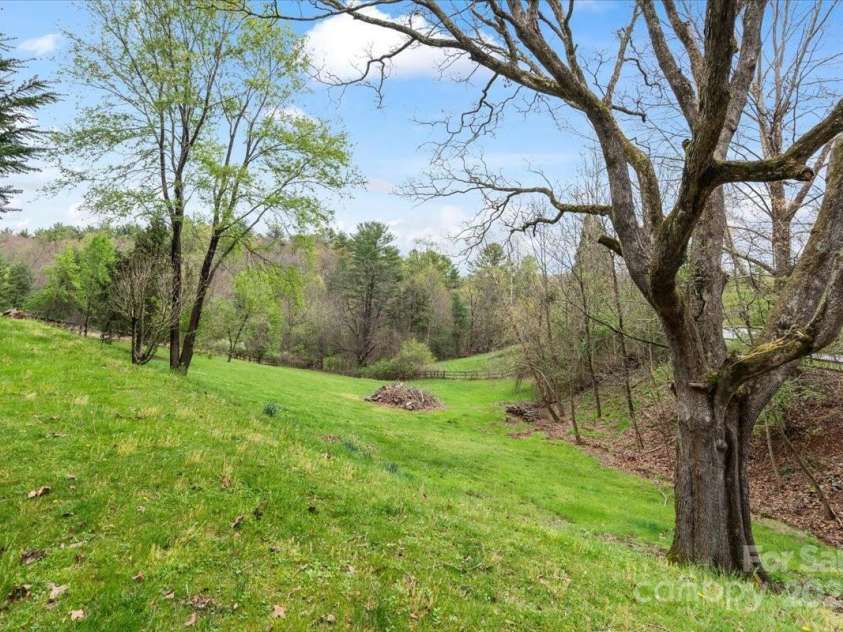 16 Derry Drive, Horse Shoe, NC 28742.  MLS# CAR4242776, YatesRealty ID 10924. 