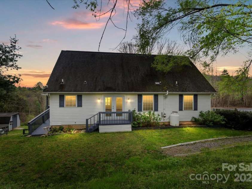 16 Derry Drive, Horse Shoe, NC 28742.  MLS# CAR4242776, YatesRealty ID 10924. 