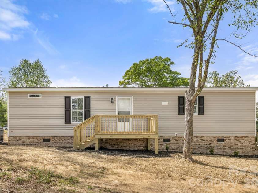 1109 Marion Street, Lancaster, SC 29720.  MLS# CAR4366462, YatesRealty ID 10925. Side deck to open yard space.