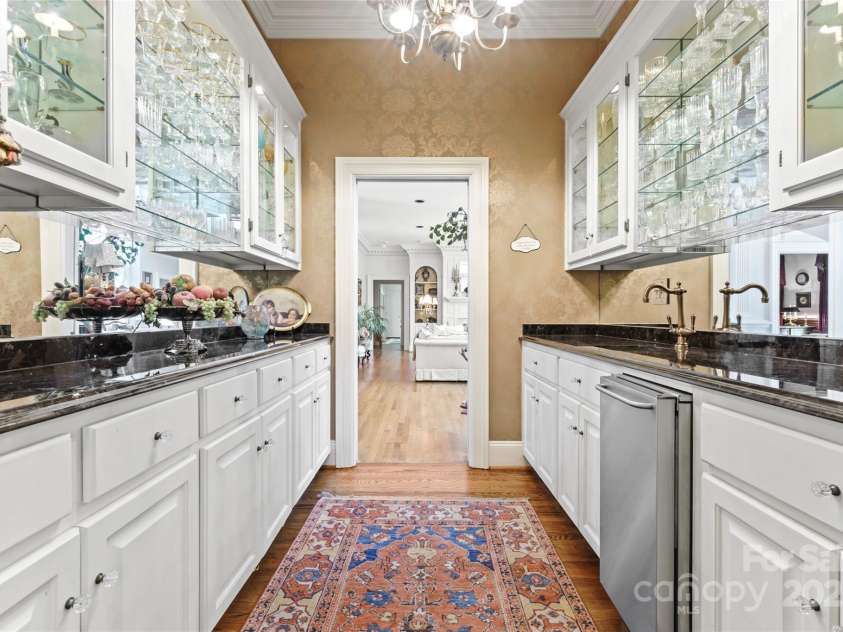 8934 Winged Bourne Drive, Charlotte, NC 28210.  MLS# CAR4245906, YatesRealty ID 10929. Bar service