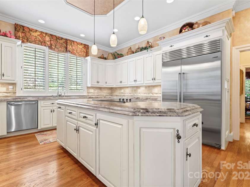 8934 Winged Bourne Drive, Charlotte, NC 28210.  MLS# CAR4245906, YatesRealty ID 10929. Beautiful natural light