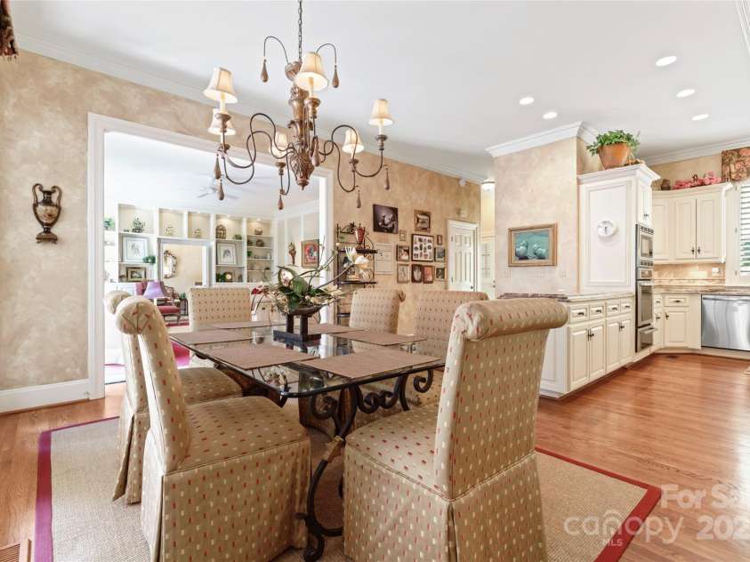 8934 Winged Bourne Drive, Charlotte, NC 28210.  MLS# CAR4245906, YatesRealty ID 10929. Eat in kitchen
