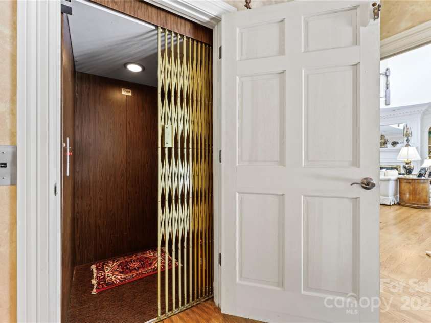 8934 Winged Bourne Drive, Charlotte, NC 28210.  MLS# CAR4245906, YatesRealty ID 10929. Elevator!