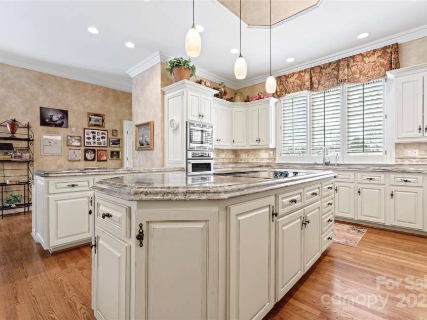 8934 Winged Bourne Drive, Charlotte, NC 28210.  MLS# CAR4245906, YatesRealty ID 10929. Large open kitchen