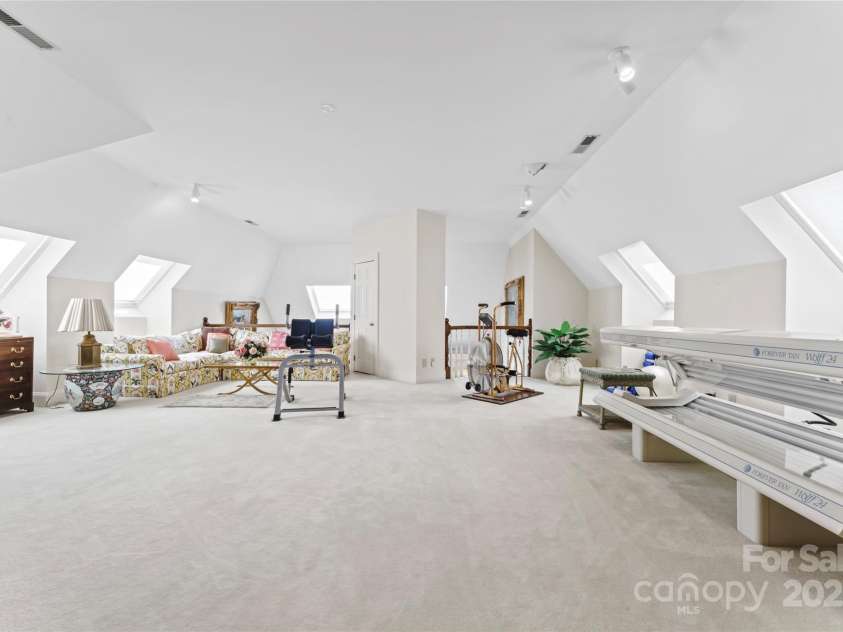 8934 Winged Bourne Drive, Charlotte, NC 28210.  MLS# CAR4245906, YatesRealty ID 10929. Second floor of primary suite