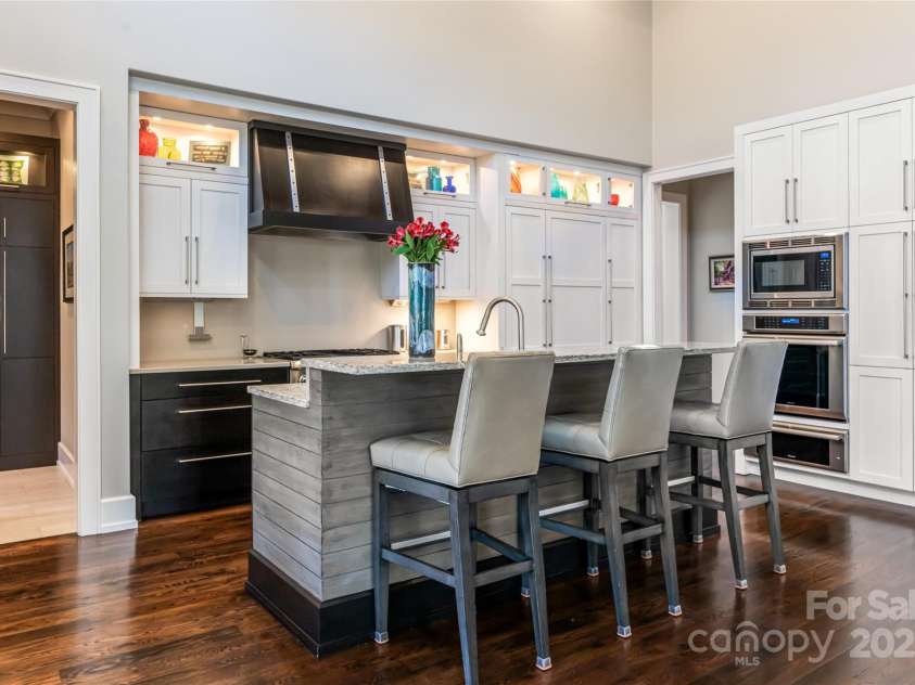 10 Fairsted Drive, Asheville, NC 28803.  MLS# CAR4307795, YatesRealty ID 1093. 