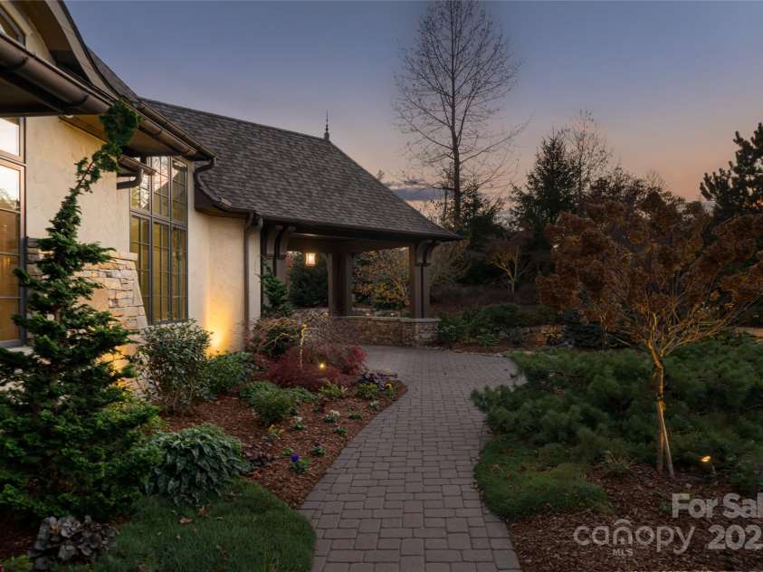 10 Fairsted Drive, Asheville, NC 28803.  MLS# CAR4307795, YatesRealty ID 1093. 