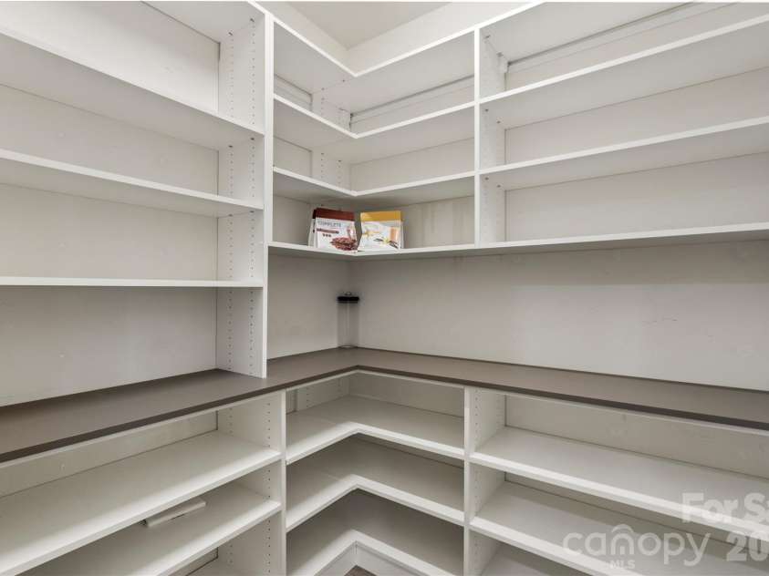 16504 Turtle Grove Terrace, Charlotte, NC 28278.  MLS# CAR4340701, YatesRealty ID 10930. Pantry