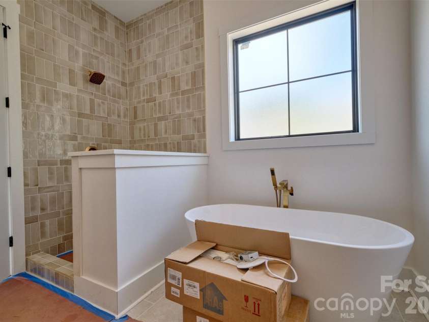 5104 Lowie Lane, Gastonia, NC 28056.  MLS# CAR4327132, YatesRealty ID 10932. Master bathroom tub and shower