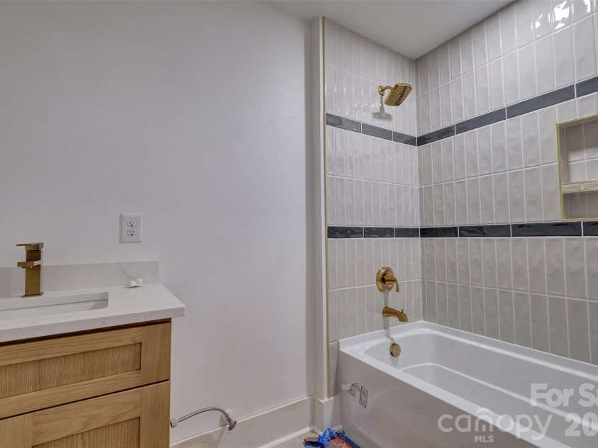 5104 Lowie Lane, Gastonia, NC 28056.  MLS# CAR4327132, YatesRealty ID 10932. Upstairs full bathroom