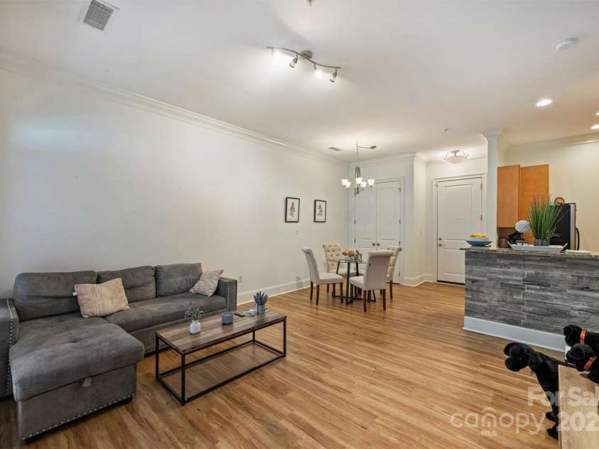 2934 Selwyn Avenue, Charlotte, NC 28209.  MLS# CAR4243301, YatesRealty ID 10937. 