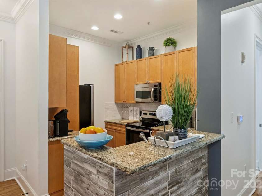 2934 Selwyn Avenue, Charlotte, NC 28209.  MLS# CAR4243301, YatesRealty ID 10937. 
