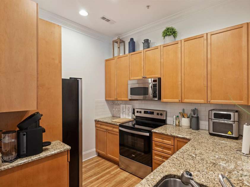2934 Selwyn Avenue, Charlotte, NC 28209.  MLS# CAR4243301, YatesRealty ID 10937. 