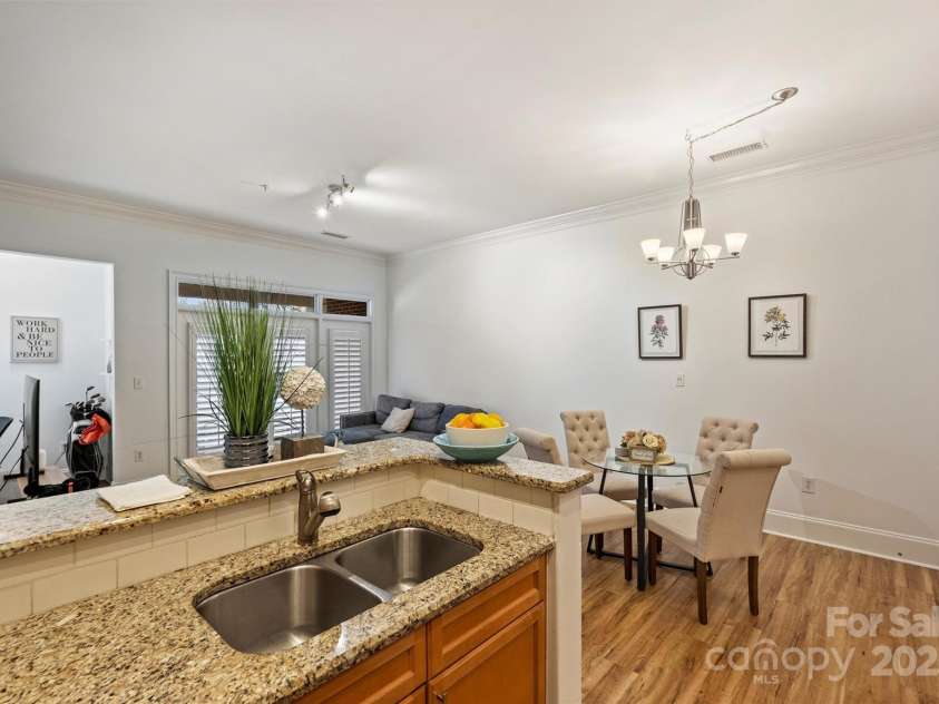 2934 Selwyn Avenue, Charlotte, NC 28209.  MLS# CAR4243301, YatesRealty ID 10937. 