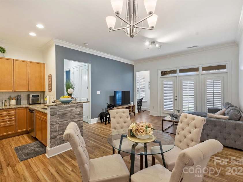2934 Selwyn Avenue, Charlotte, NC 28209.  MLS# CAR4243301, YatesRealty ID 10937. 
