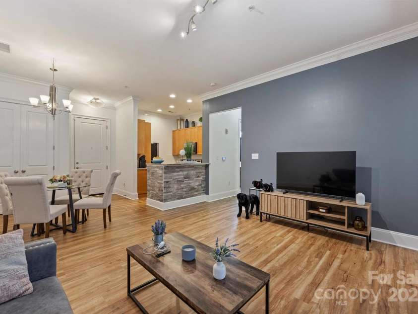 2934 Selwyn Avenue, Charlotte, NC 28209.  MLS# CAR4243301, YatesRealty ID 10937. 