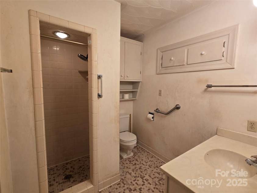 1074 25th Street, Hickory, NC 28601.  MLS# CAR4252237, YatesRealty ID 10939. Hall bath