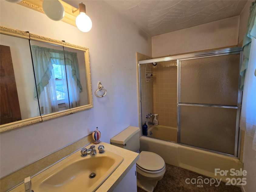 1074 25th Street, Hickory, NC 28601.  MLS# CAR4252237, YatesRealty ID 10939. Primary bath