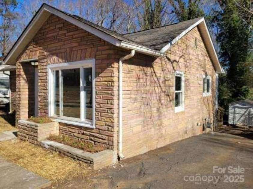 1116 East Drive, Gastonia, NC 28052.  MLS# CAR4211550, YatesRealty ID 10947. Driveway and Side of House