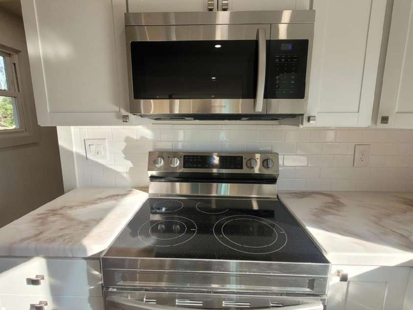 1116 East Drive, Gastonia, NC 28052.  MLS# CAR4211550, YatesRealty ID 10947. New Stainless Steel Oven/Range and Microwave