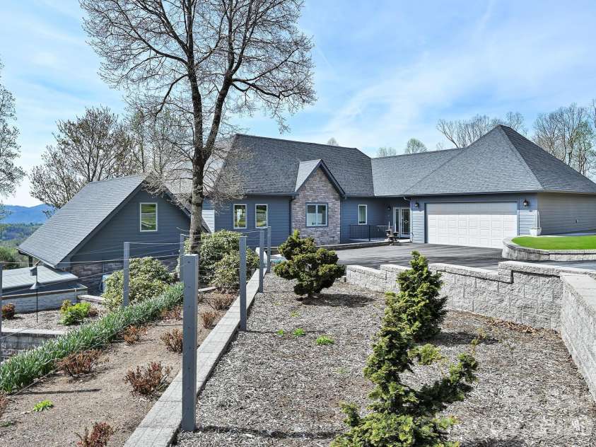 161 Birchwood Drive, Hendersonville, NC 28739.  MLS# CAR4366510, YatesRealty ID 10947. 