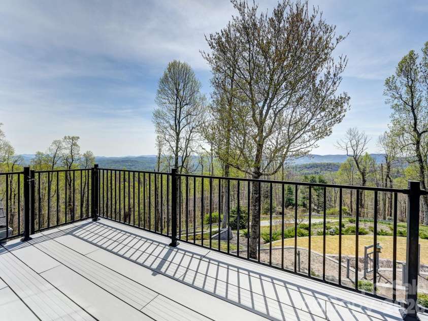161 Birchwood Drive, Hendersonville, NC 28739.  MLS# CAR4366510, YatesRealty ID 10947. 
