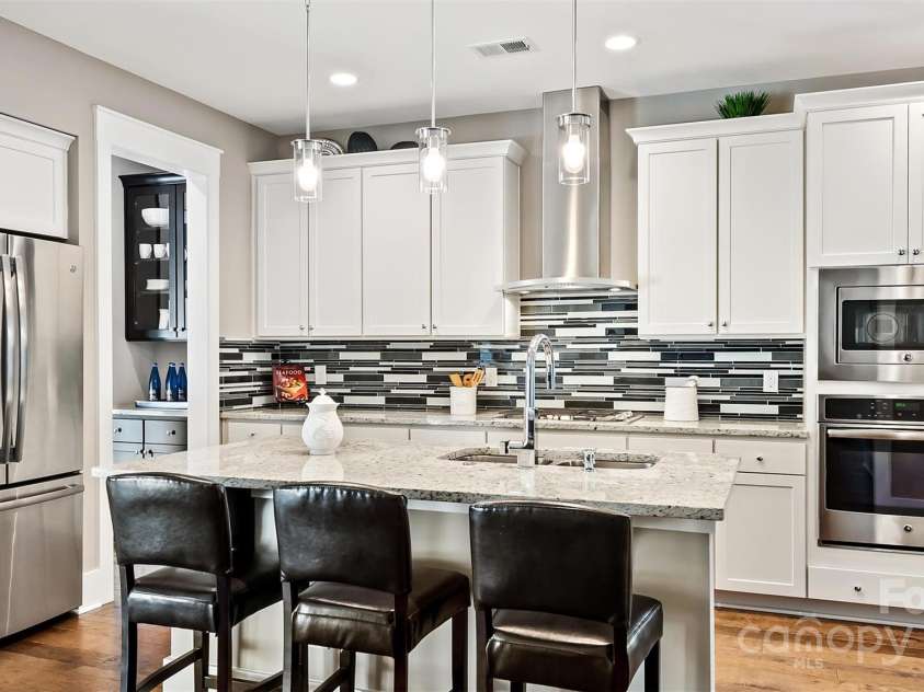 4444 Moxie Way, Charlotte, NC 28215.  MLS# CAR4255167, YatesRealty ID 10948. Kitchen