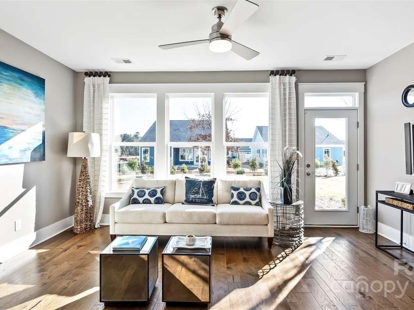 4444 Moxie Way, Charlotte, NC 28215.  MLS# CAR4255167, YatesRealty ID 10948. Sunroom