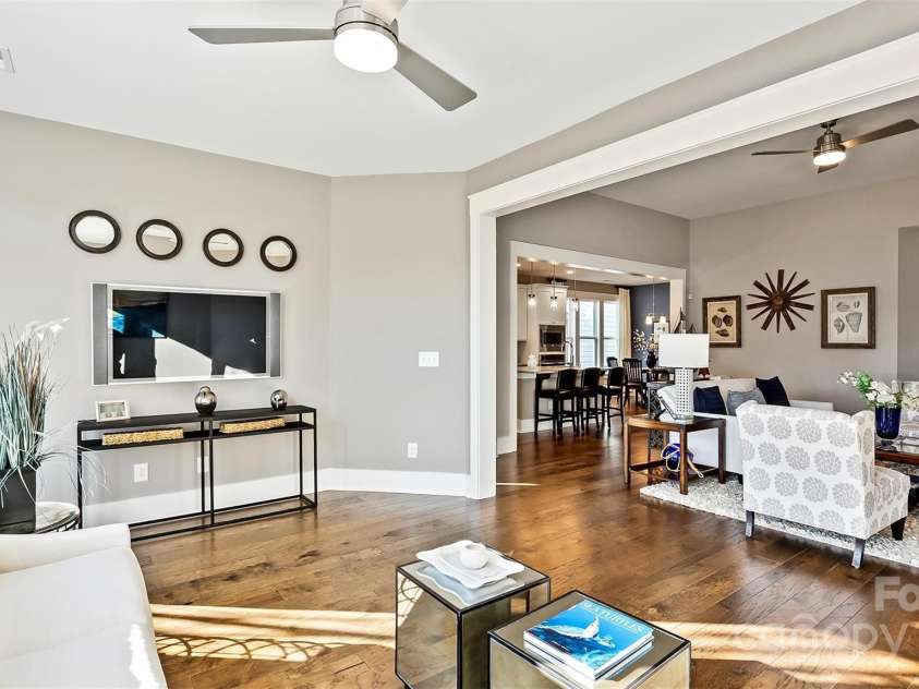 4444 Moxie Way, Charlotte, NC 28215.  MLS# CAR4255167, YatesRealty ID 10948. Sunroom