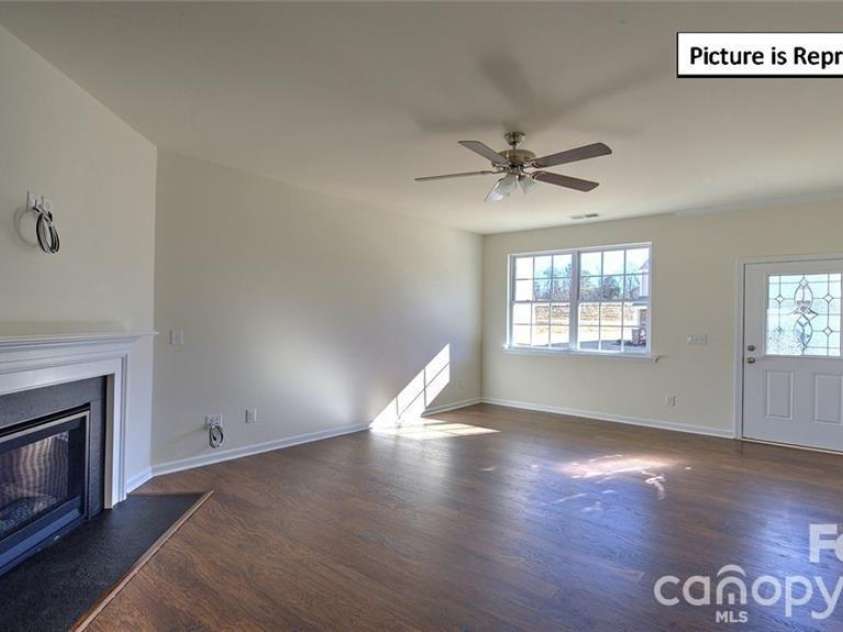 3133 Platinum Pointe Drive, Charlotte, NC 28227.  MLS# CAR4367510, YatesRealty ID 10955. 
