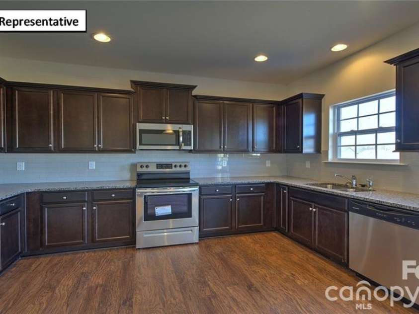 3133 Platinum Pointe Drive, Charlotte, NC 28227.  MLS# CAR4367510, YatesRealty ID 10955. 