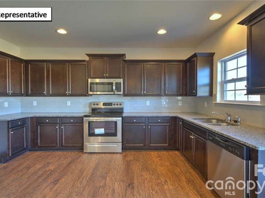 3133 Platinum Pointe Drive, Charlotte, NC 28227.  MLS# CAR4367510, YatesRealty ID 10955. 