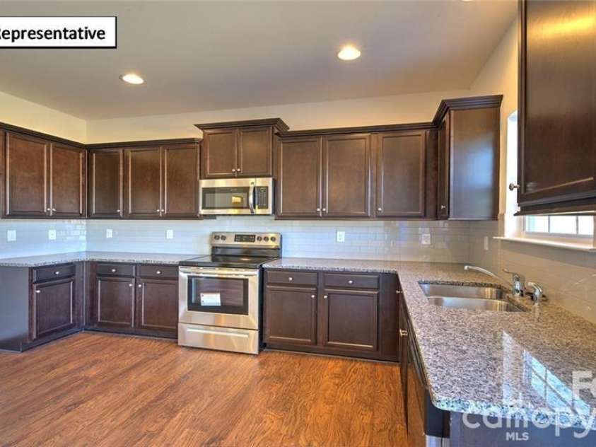 3133 Platinum Pointe Drive, Charlotte, NC 28227.  MLS# CAR4367510, YatesRealty ID 10955. 