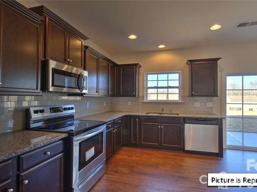 3133 Platinum Pointe Drive, Charlotte, NC 28227.  MLS# CAR4367510, YatesRealty ID 10955. 