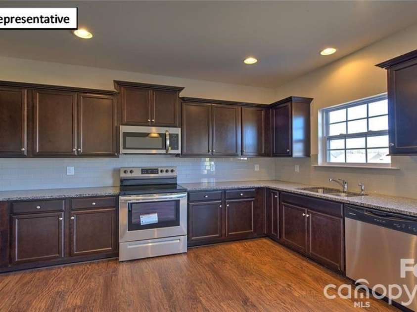 3133 Platinum Pointe Drive, Charlotte, NC 28227.  MLS# CAR4367510, YatesRealty ID 10955. 