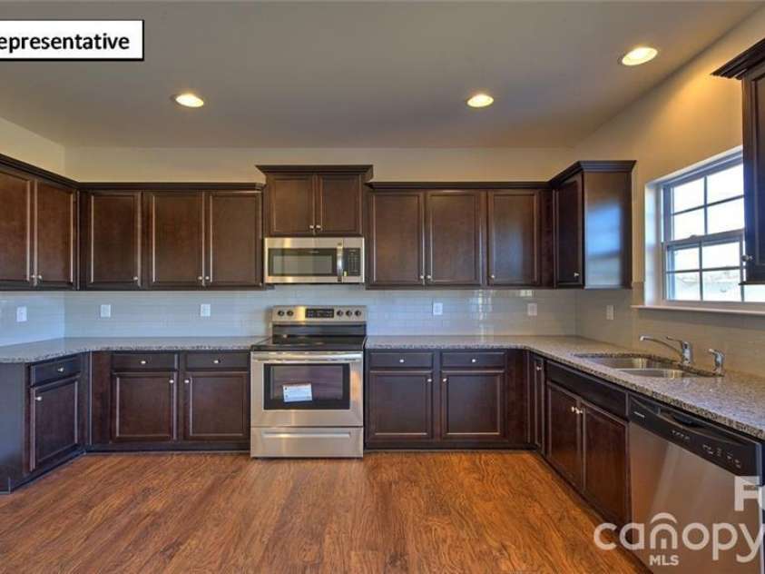 3133 Platinum Pointe Drive, Charlotte, NC 28227.  MLS# CAR4367510, YatesRealty ID 10955. 