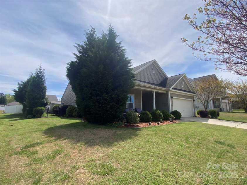 116 Water Ski Drive, Statesville, NC 28677.  MLS# CAR4239972, YatesRealty ID 10957. 
