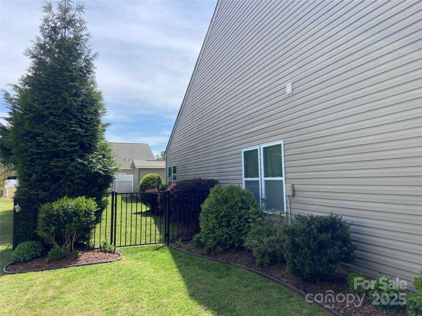 116 Water Ski Drive, Statesville, NC 28677.  MLS# CAR4239972, YatesRealty ID 10957. 