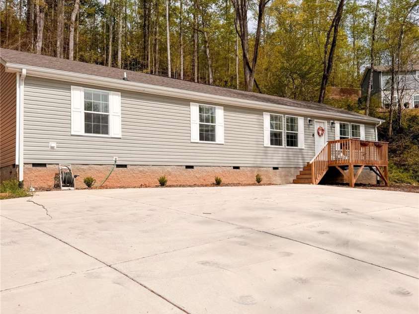 15 Luther Woods Drive, Candler, NC 28715.  MLS# CAR4225805, YatesRealty ID 10958. 