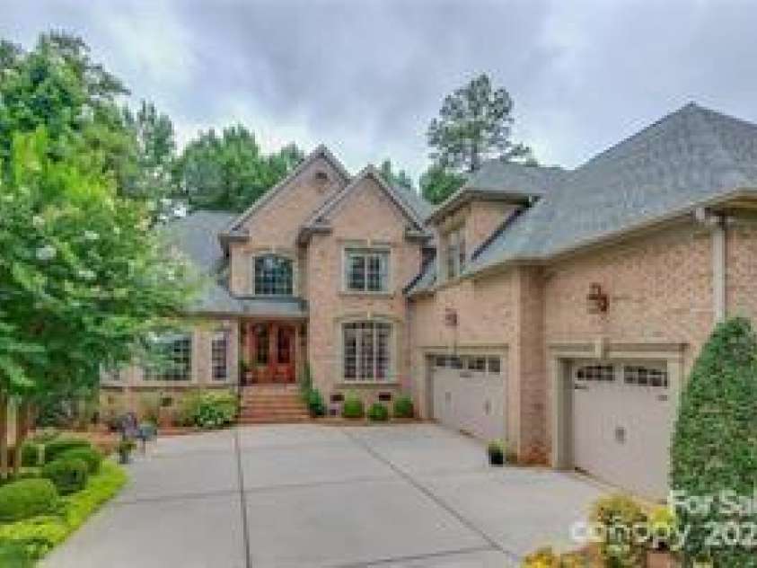 1921 Notchwood Court, Clover, SC 29710.  MLS# CAR4255486, YatesRealty ID 10959. This is an option for the exterior elevation. Hard board and batton are what is included.