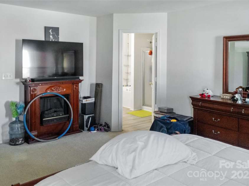 4716 Meadowfield Road, Charlotte, NC 28215.  MLS# CAR4222549, YatesRealty ID 1096. 