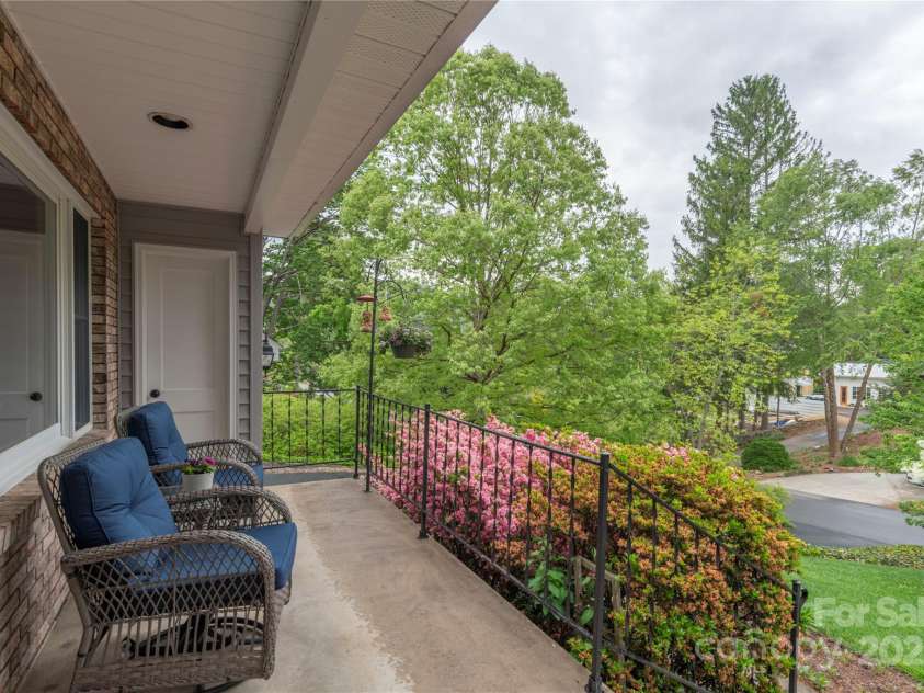 111 Glen Falls Road, Asheville, NC 28804.  MLS# CAR4254559, YatesRealty ID 10960. 