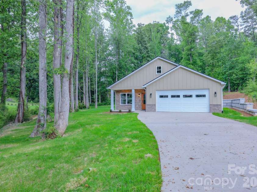 156 Oakdale Drive, Morganton, NC 28655.  MLS# CAR4368675, YatesRealty ID 10960. 