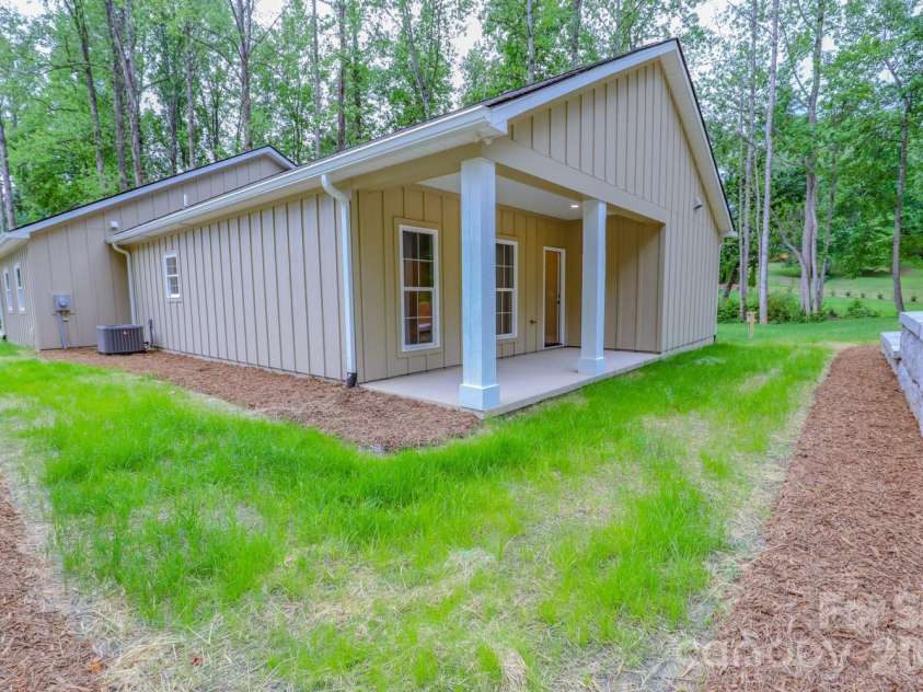 156 Oakdale Drive, Morganton, NC 28655.  MLS# CAR4368675, YatesRealty ID 10960. 