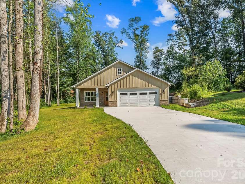 156 Oakdale Drive, Morganton, NC 28655.  MLS# CAR4404974, YatesRealty ID 10960. 