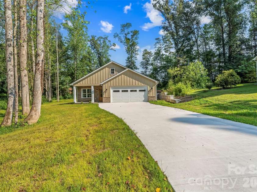 156 Oakdale Drive, Morganton, NC 28655.  MLS# CAR4404974, YatesRealty ID 10960. 