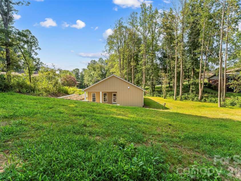 156 Oakdale Drive, Morganton, NC 28655.  MLS# CAR4404974, YatesRealty ID 10960. 